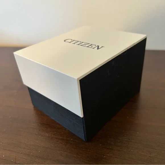 NWT Citizen Quartz WR 50 Analog Watch Gold New with Tags Business Casual Office - Picture 8 of 10